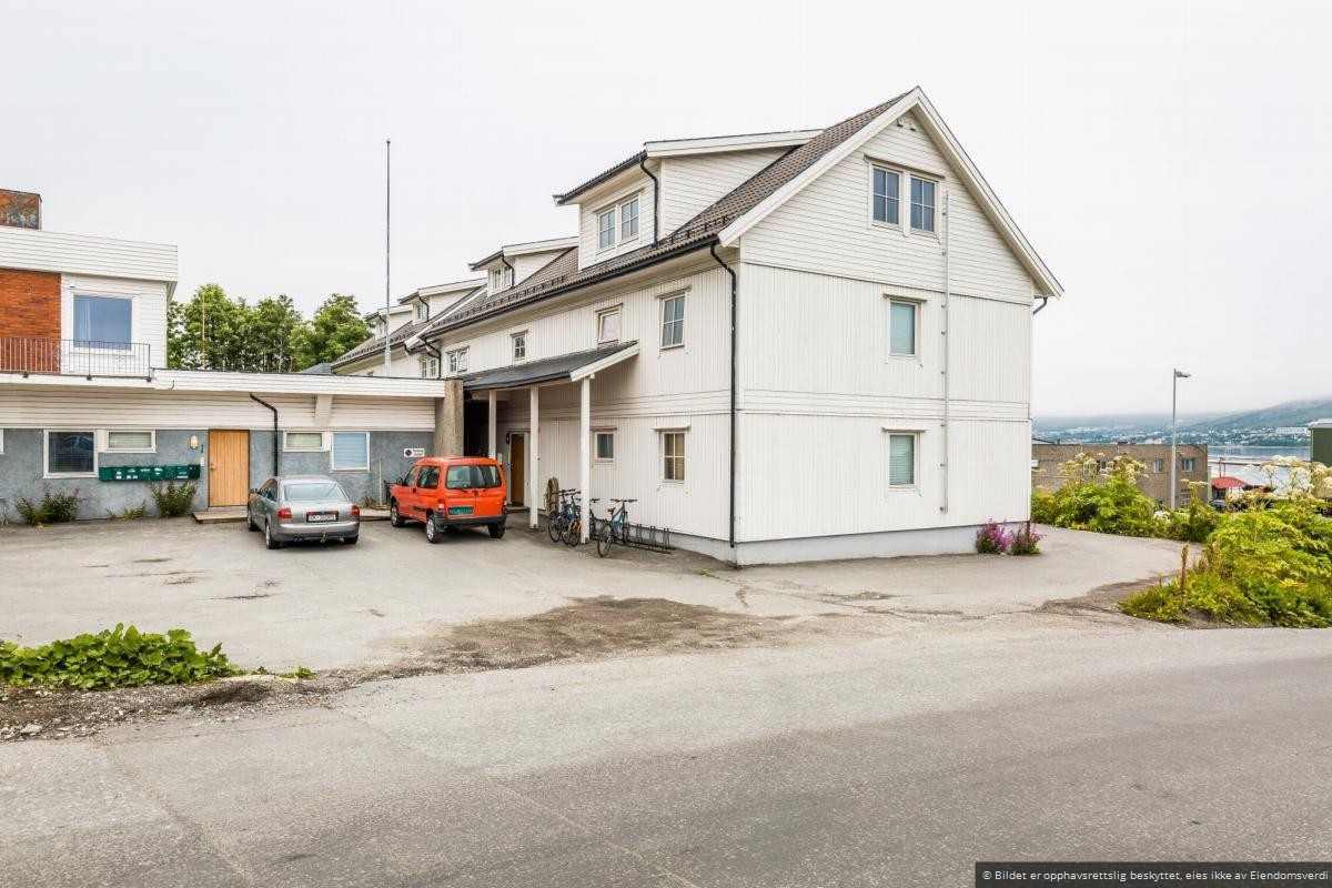 I nærområdet finner du flere dagligvarehandler, treningssentre, bussforbindelse og UiT/UNN. Parkeringsplass inkludert i leien