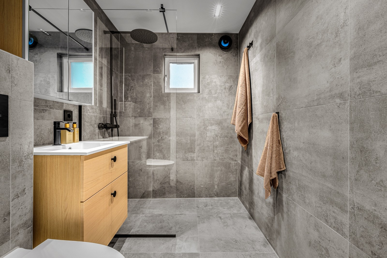 Badet ble pusset opp av fagfolk i 2021/22 og har en gjennomført stil med lekre fliser, stilren innredning og detaljer i sort Galleribilde