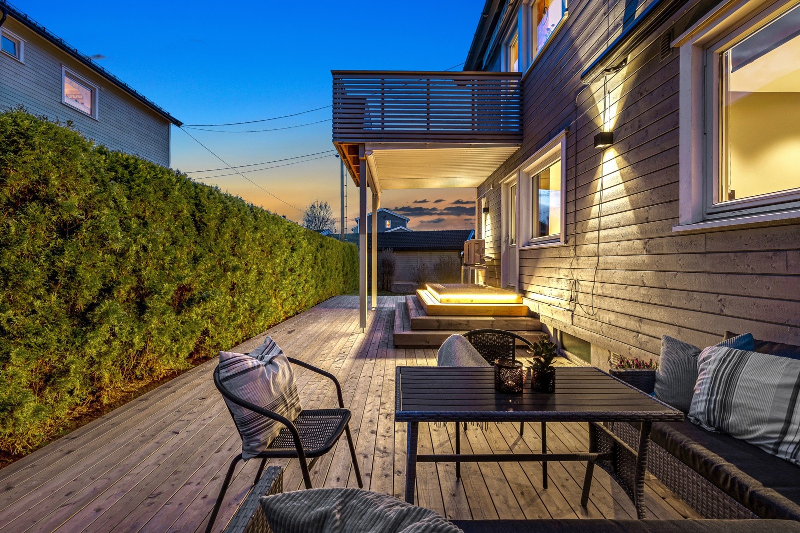 Terrassens areal er på herlige 69 kvm så her er det rikelig med plass til sittegrupper, solsenger og grill. I hagen er det plen og noe beplantning, og inngjerdingen gjør det trygt å la barna og de firbeinte løpe fritt. Galleribilde