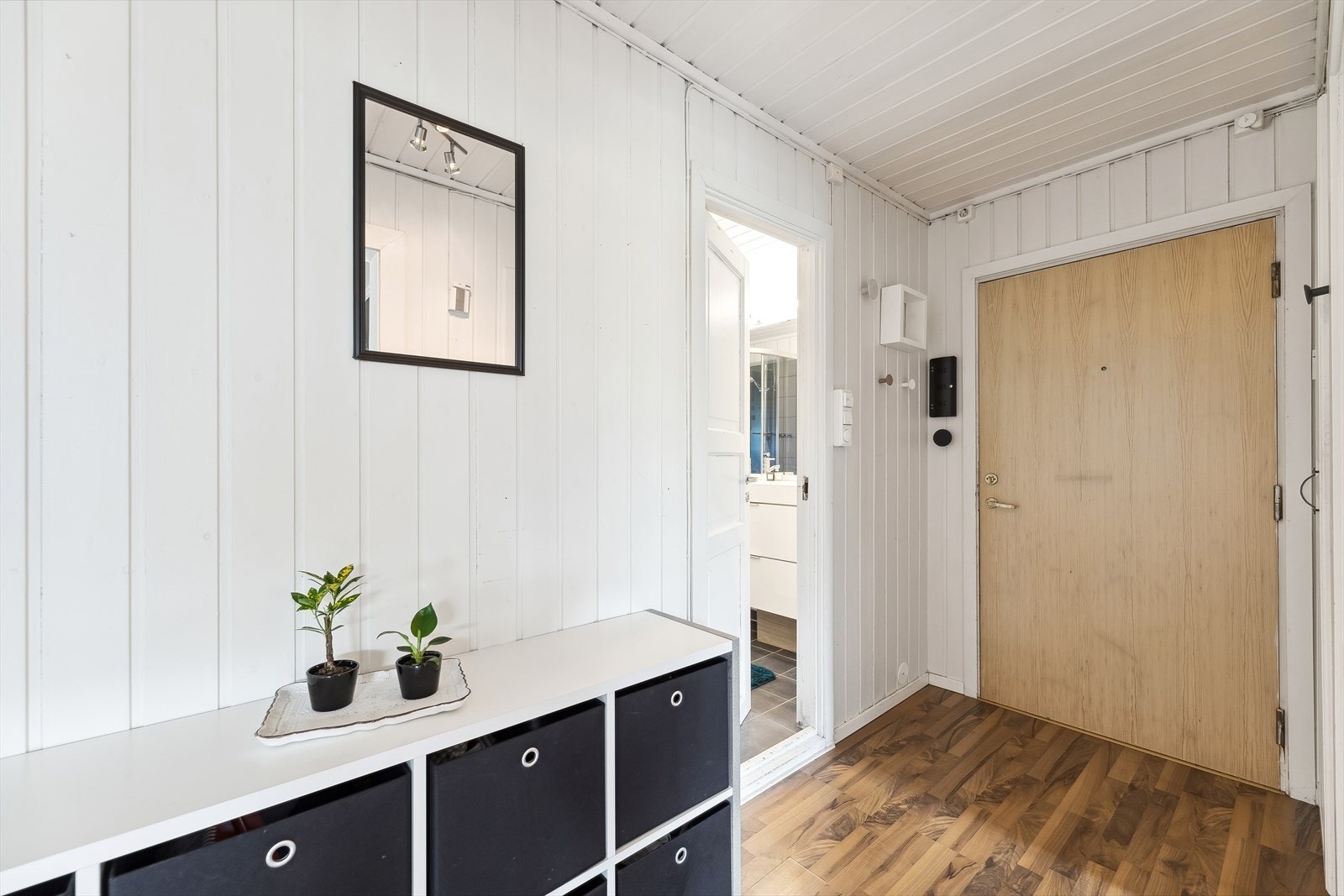 Du ønskes velkommen inn i en i praktisk entré med garderobeskap Galleribilde