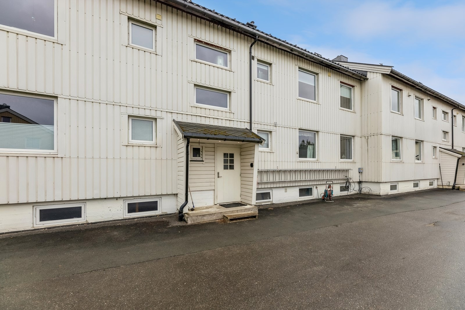 Leiligheten har en fin beliggenhet i høy 1. etasje med adkomst via felles inngang og trapperom Galleribilde