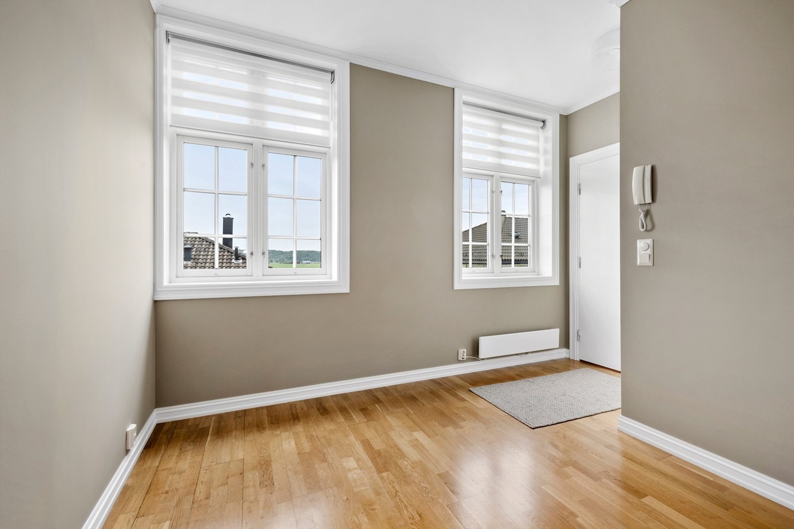 Det er skyvedørsgarderobe i gangen, samt god plass møblering. Galleribilde