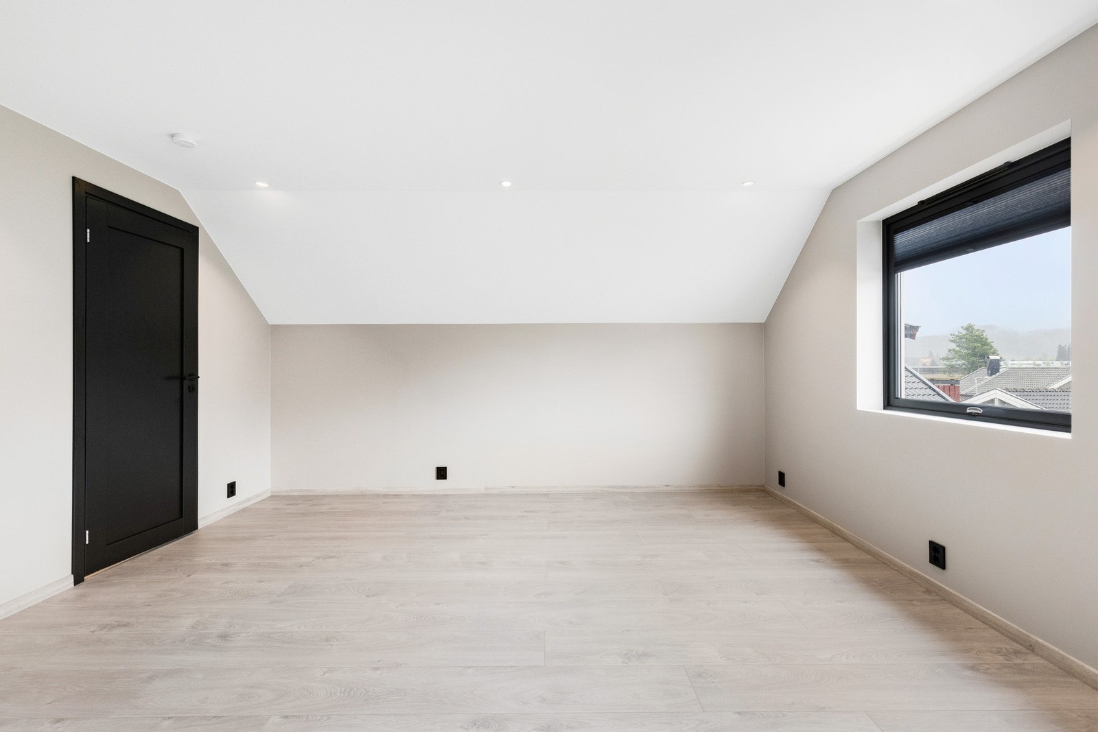 Leiligheten er malt opp i lune farger. Taket er lektet ned og det er satt inn lekre downlights. Galleribilde