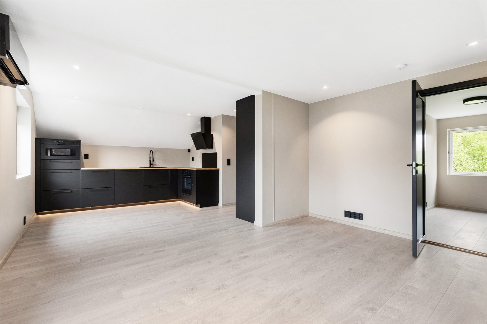 Det er lagt pen og slitesterk enstavs laminat i hele leiligheten. Galleribilde