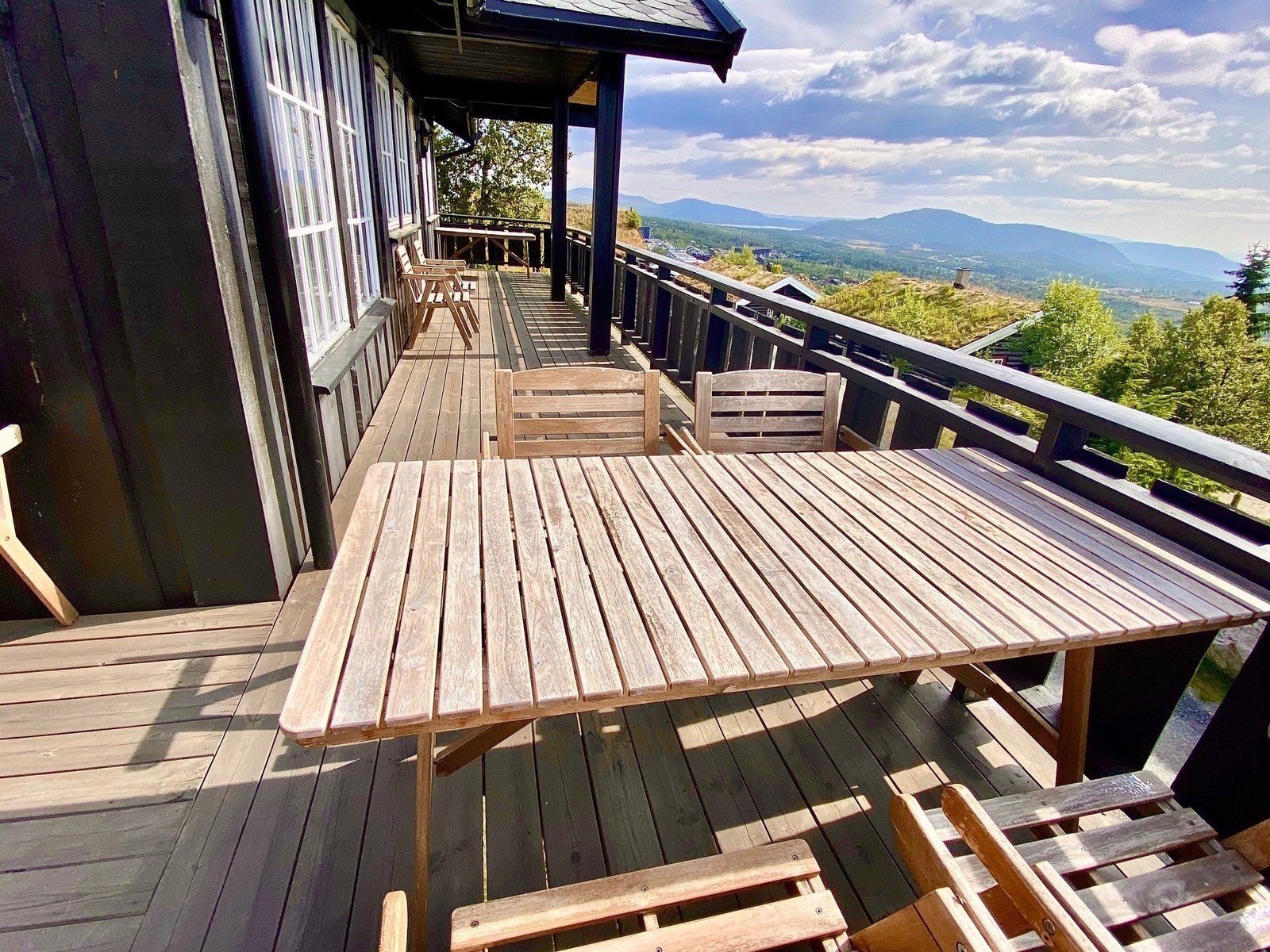 Terrasse med sol og utsikt (selgers eget bilde). Galleribilde