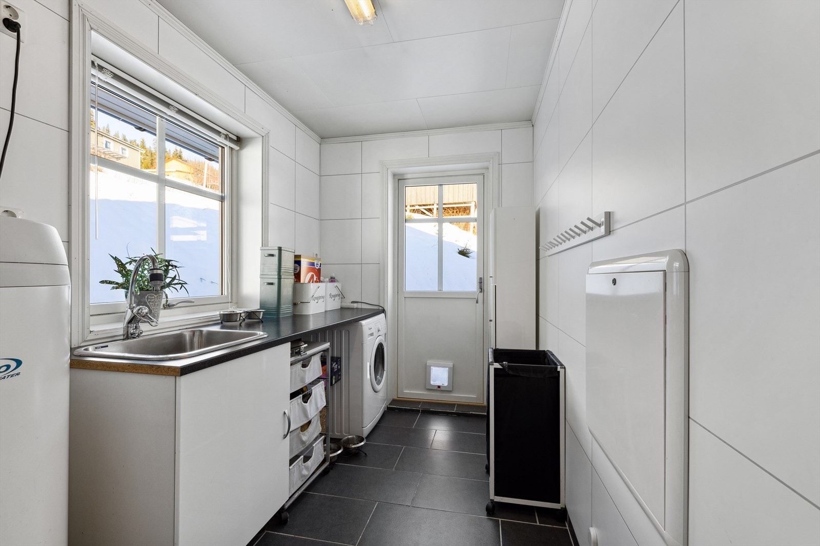 Praktisk med separat vaskerom som har egen utgang til det fri. Galleribilde