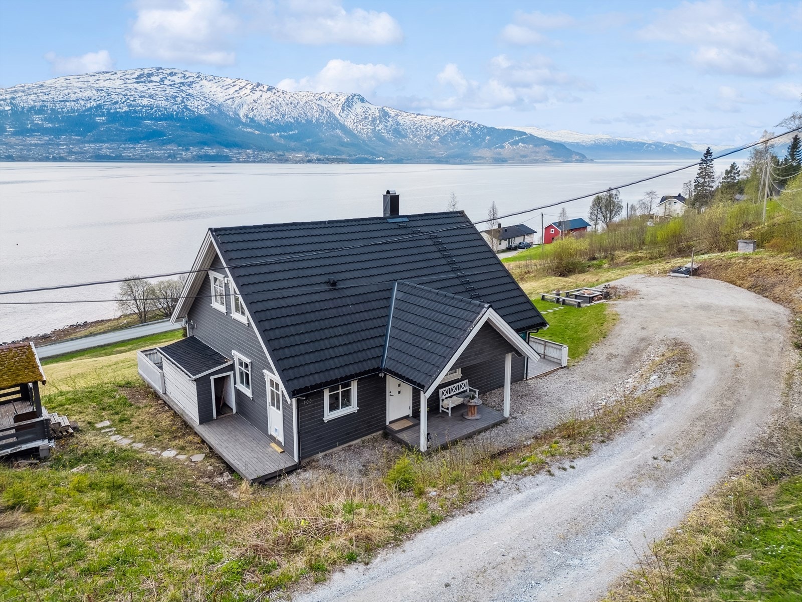 Gamle Nesnaveien 105 presenteres av DNB Eiendom ved Finn Hugo Amundsen. Galleribilde