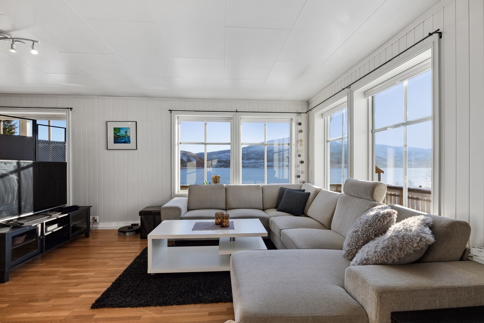 Dette er en pen enebolig med fin planløsning fordelt over to plan. Galleribilde
