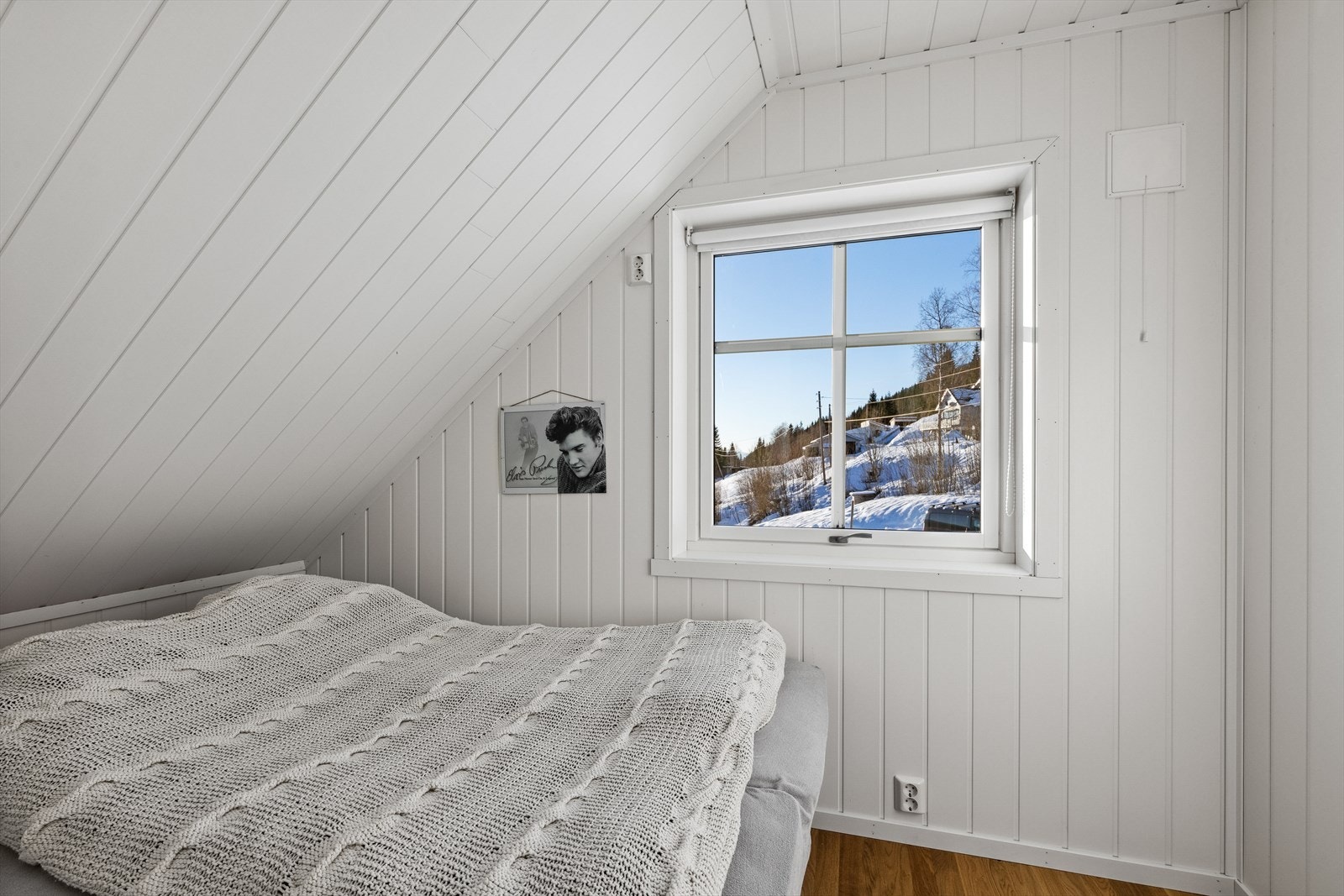 Det er tre soverom i loftsetasjen. Galleribilde