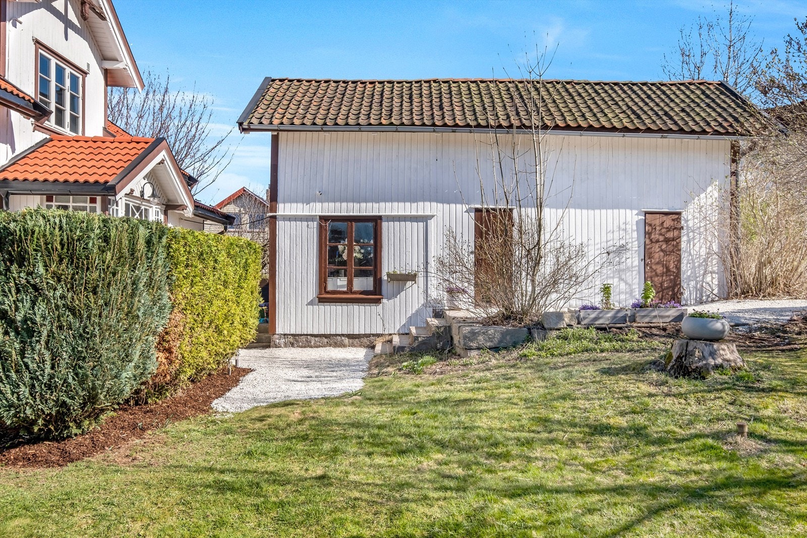 Bryggerhuset har lagringsmuligheter for blant annet ved og hageredskaper. Galleribilde