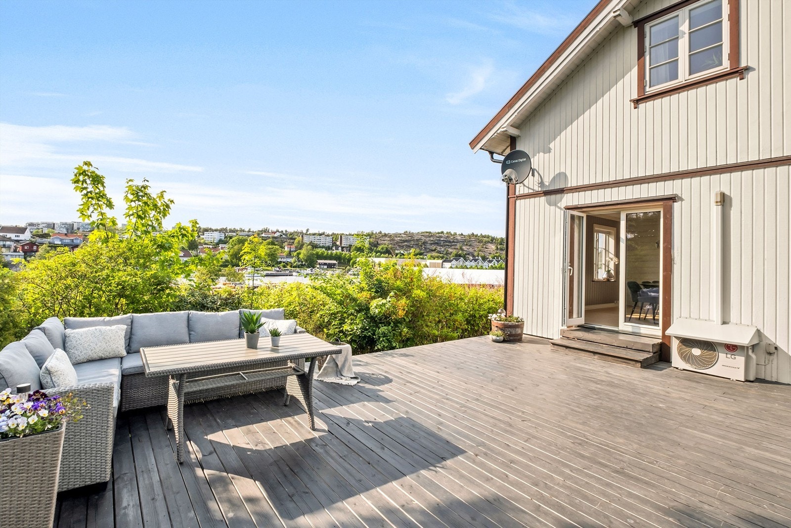 Utgang til plattingen og hagen fra spisestuen. Galleribilde