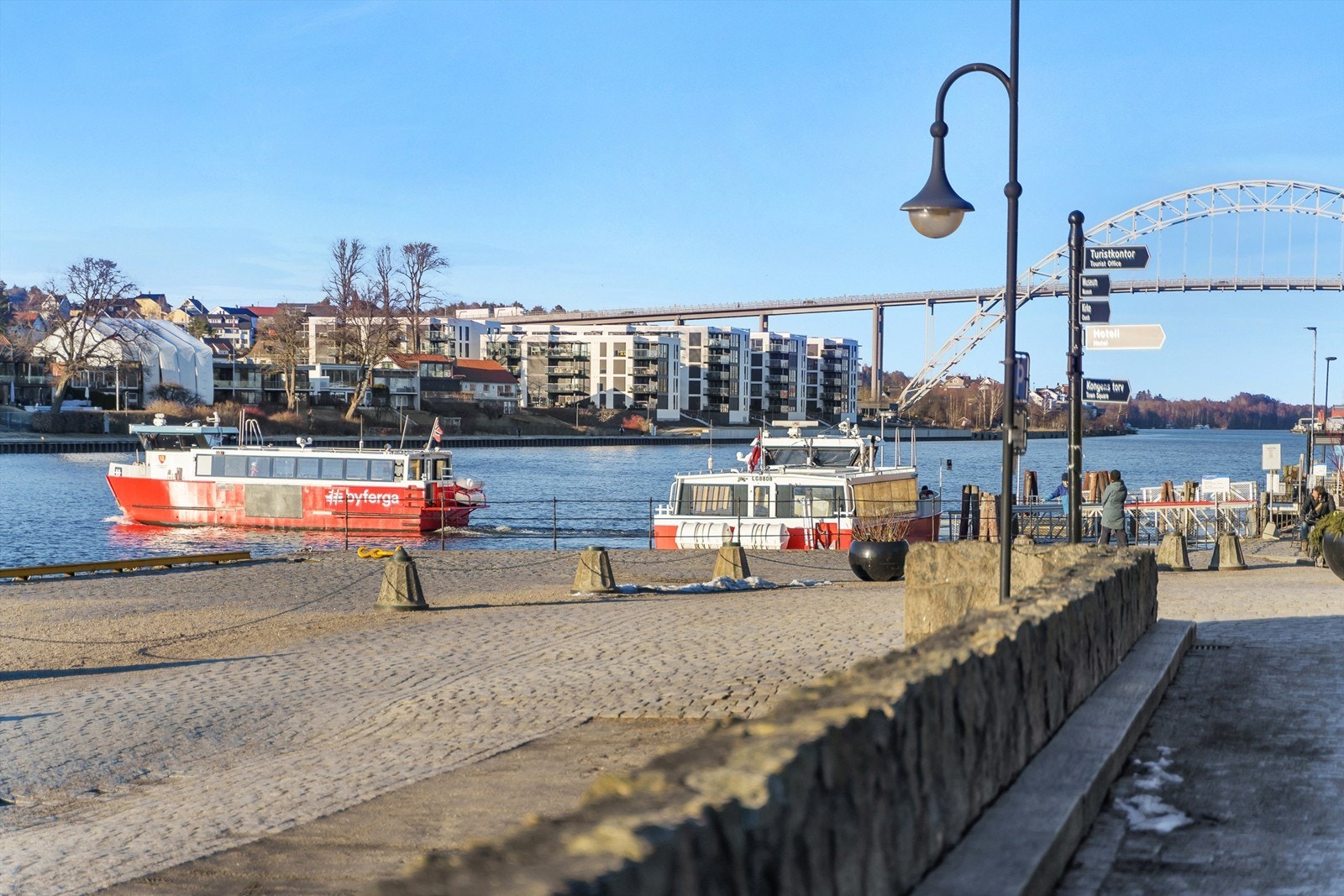 Gratis ferge går hyppig mellom Gamlebyen og bysiden. Galleribilde