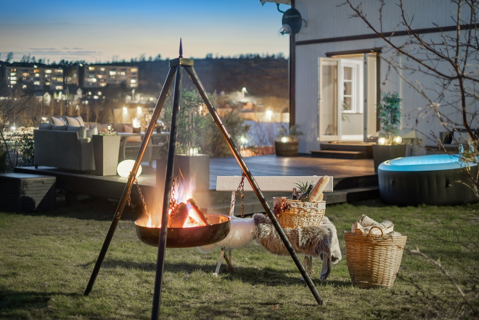 Sommerstid har hagen og plattingen solen frem til den går ned i nordvest. Galleribilde