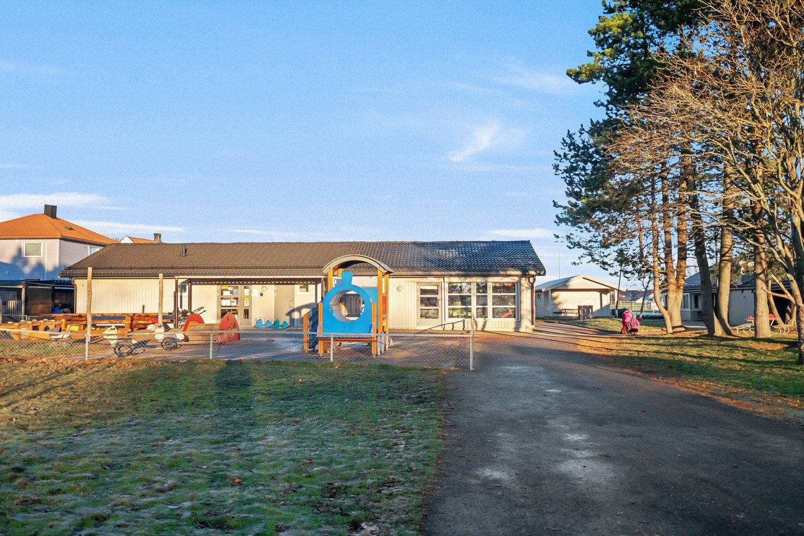 Nabbetorp barnehage er den nærmeste av flere i området. Det er også kort vei til den moderne Sagabakken skole. Galleribilde