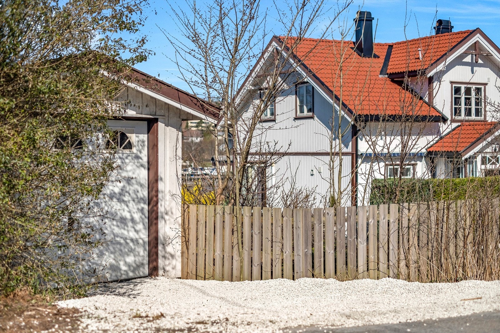 Enkelgarasje står i eiendommens syd-østre hjørne, mot Nabbetorpveien. Galleribilde