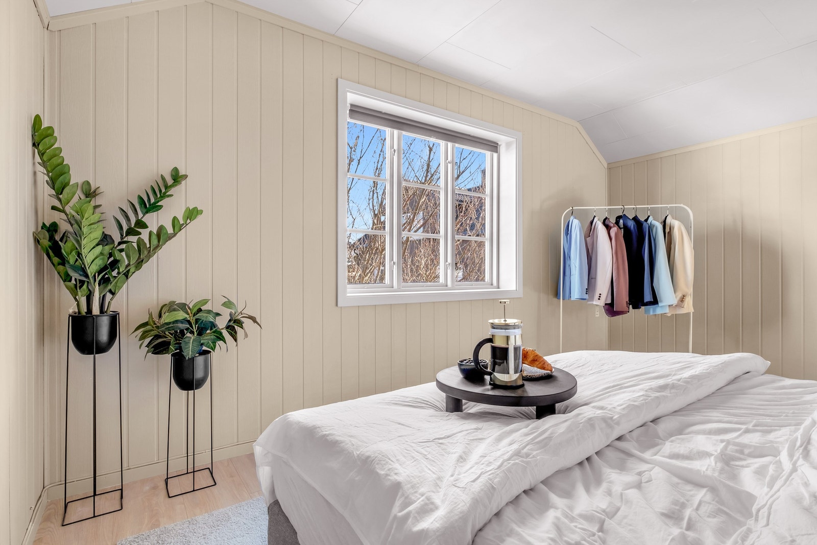 Hovedsoverommet har kneloft på to sider som i tidligere år er innredet til garderobe-formål. Galleribilde