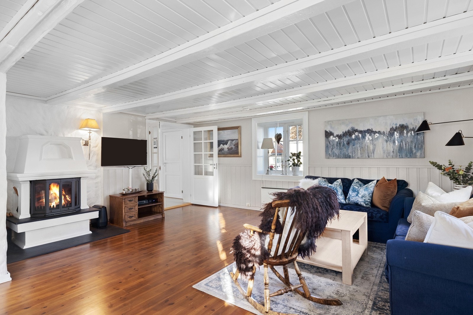 I den ene stuen er det lukket peis og varmepumpe fra 2016. Galleribilde