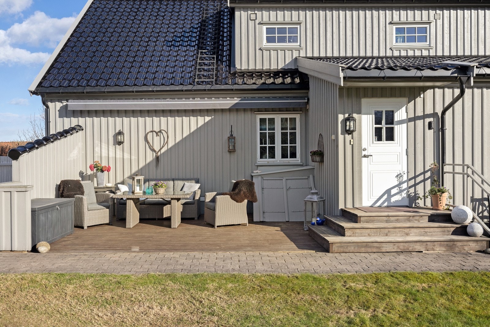 Boligen har flere solrike uteplasser, som denne rett ved inngangspartiet. Galleribilde