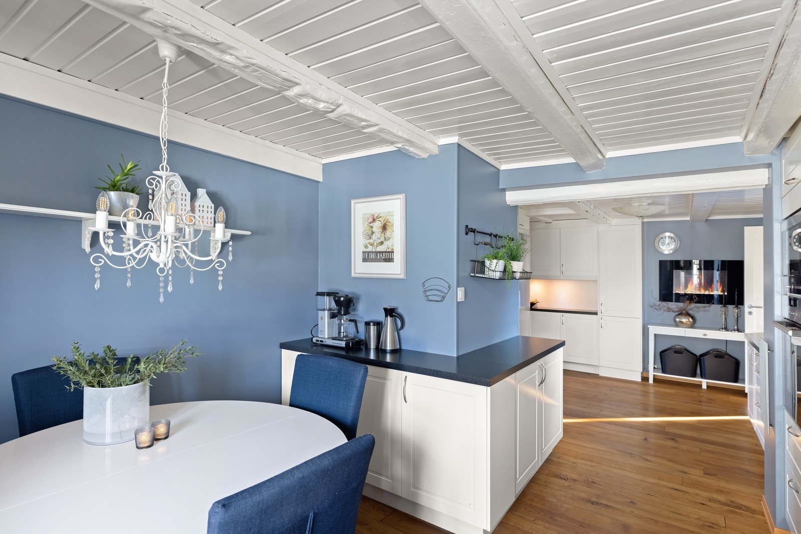 Med spisebord på kjøkkenet får man unna frokoster i en fei, og så kan barna gjøre lekser her om ettermiddagen. Galleribilde