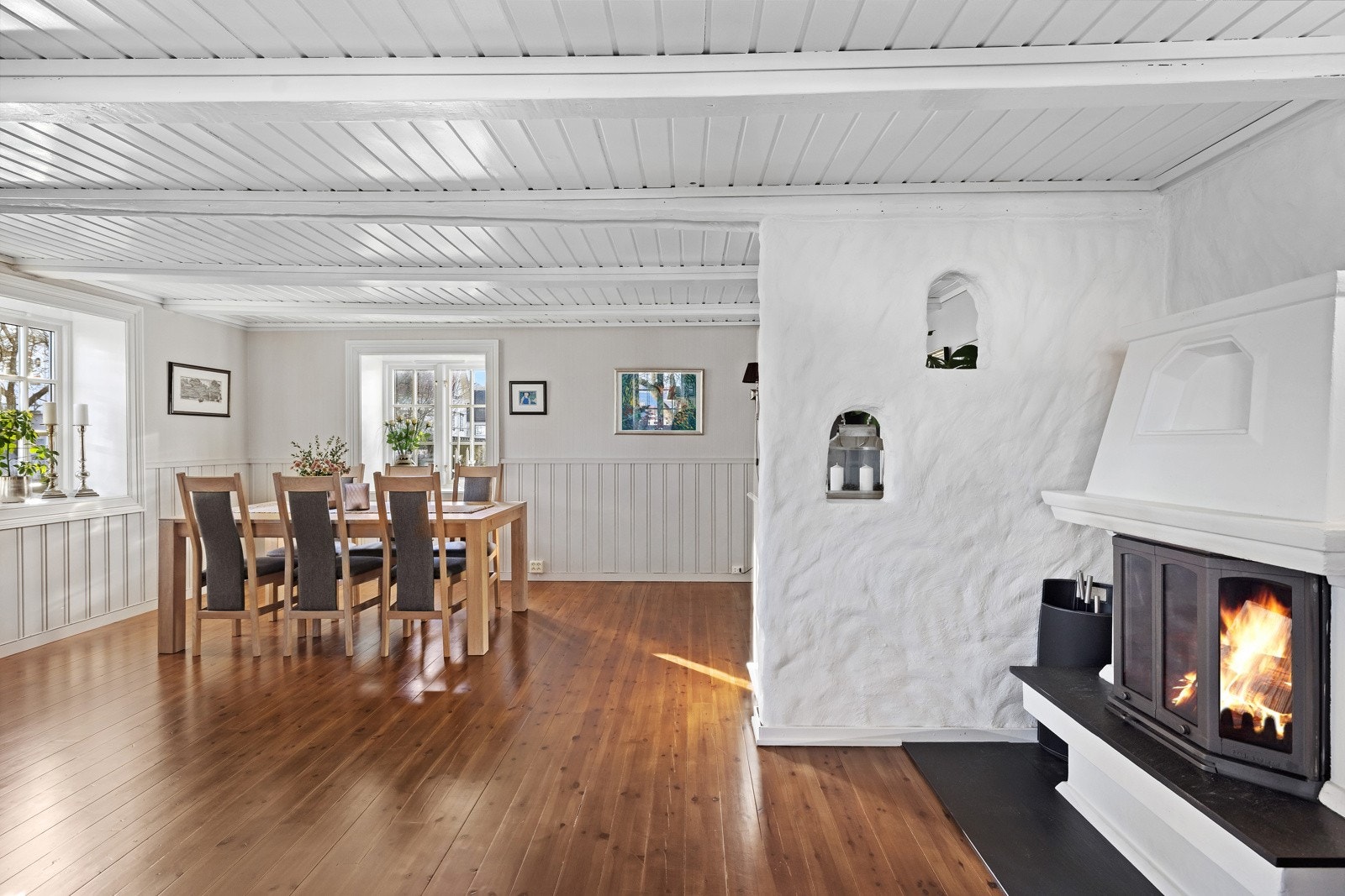 I den ene stuen er det lukket peis og varmepumpe fra 2016. Galleribilde