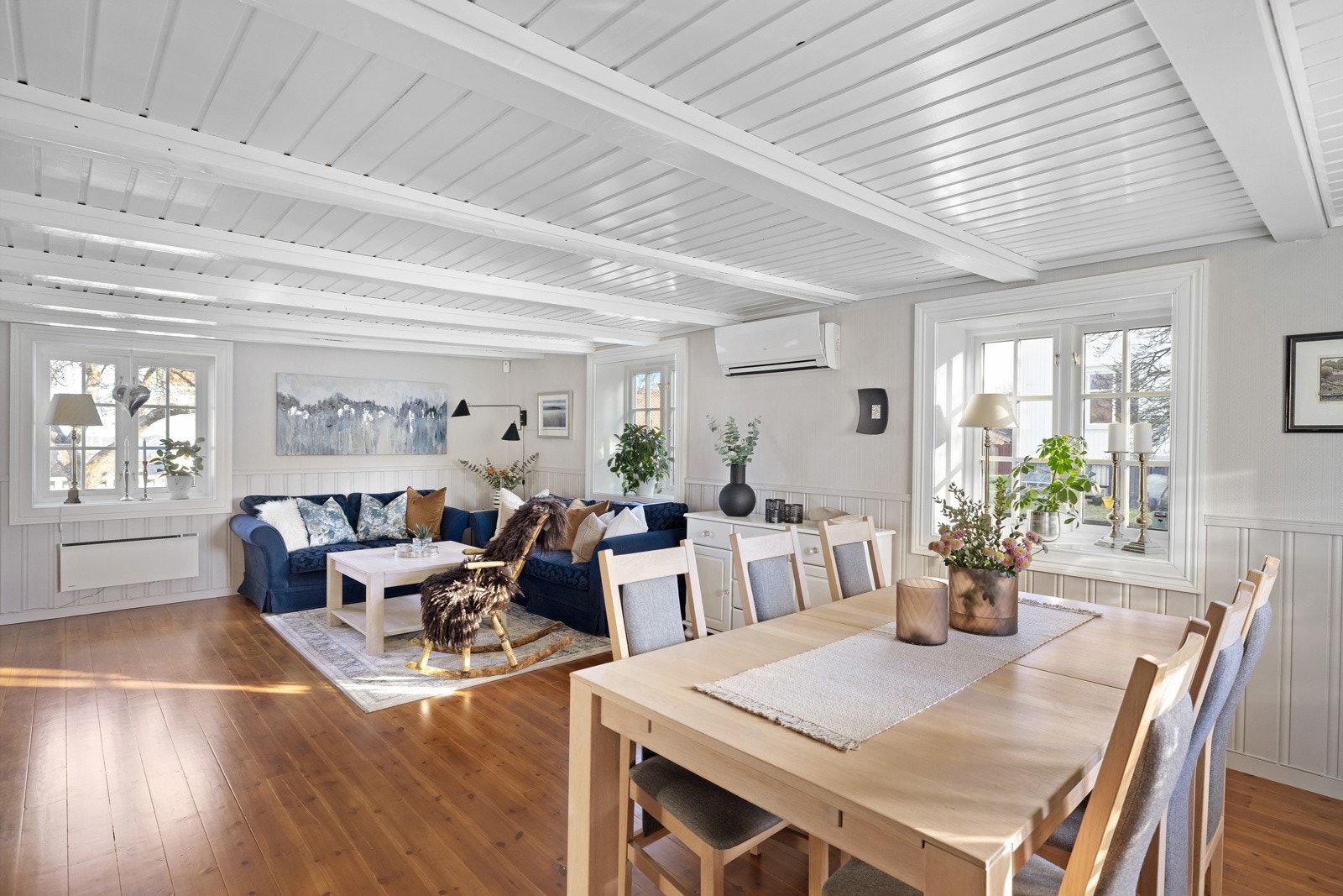 I første etasje har boligen to stuer så her er det god plass til avslapping og sammenkomster. Galleribilde