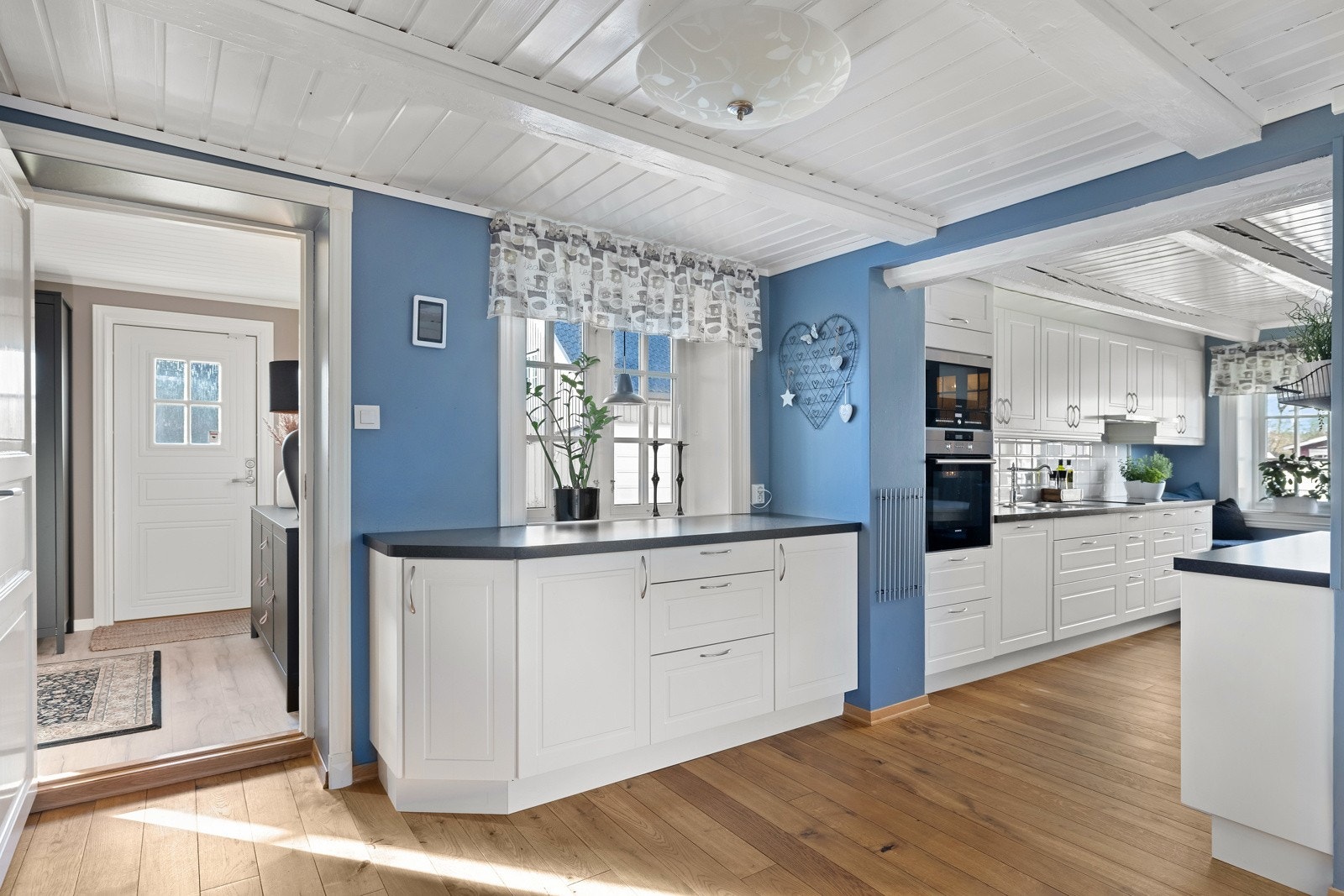 Kjøkkenet er et stort, todelt og landlig rom som ble renovert i 2011. Galleribilde