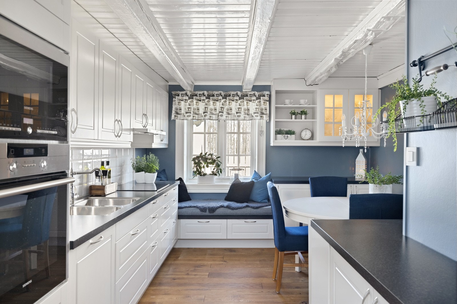 Hvitevarer som koketopp, stekeovn, mikro og oppvaskmaskin er integrert. Galleribilde