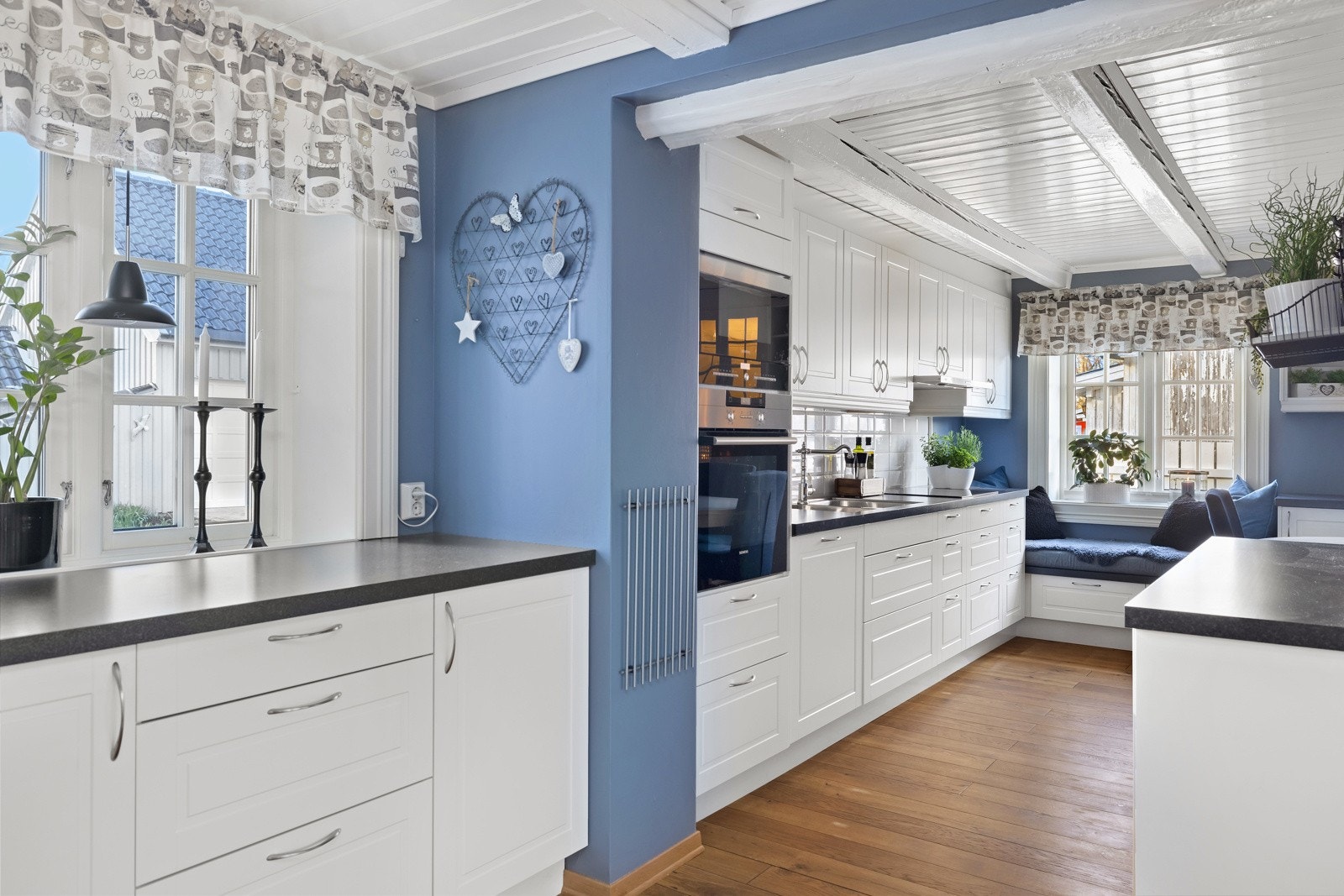 Kjøkkeninnredningen er smart tilpasset rommet og har gode arbeidsstasjoner og mye skapplass. Galleribilde