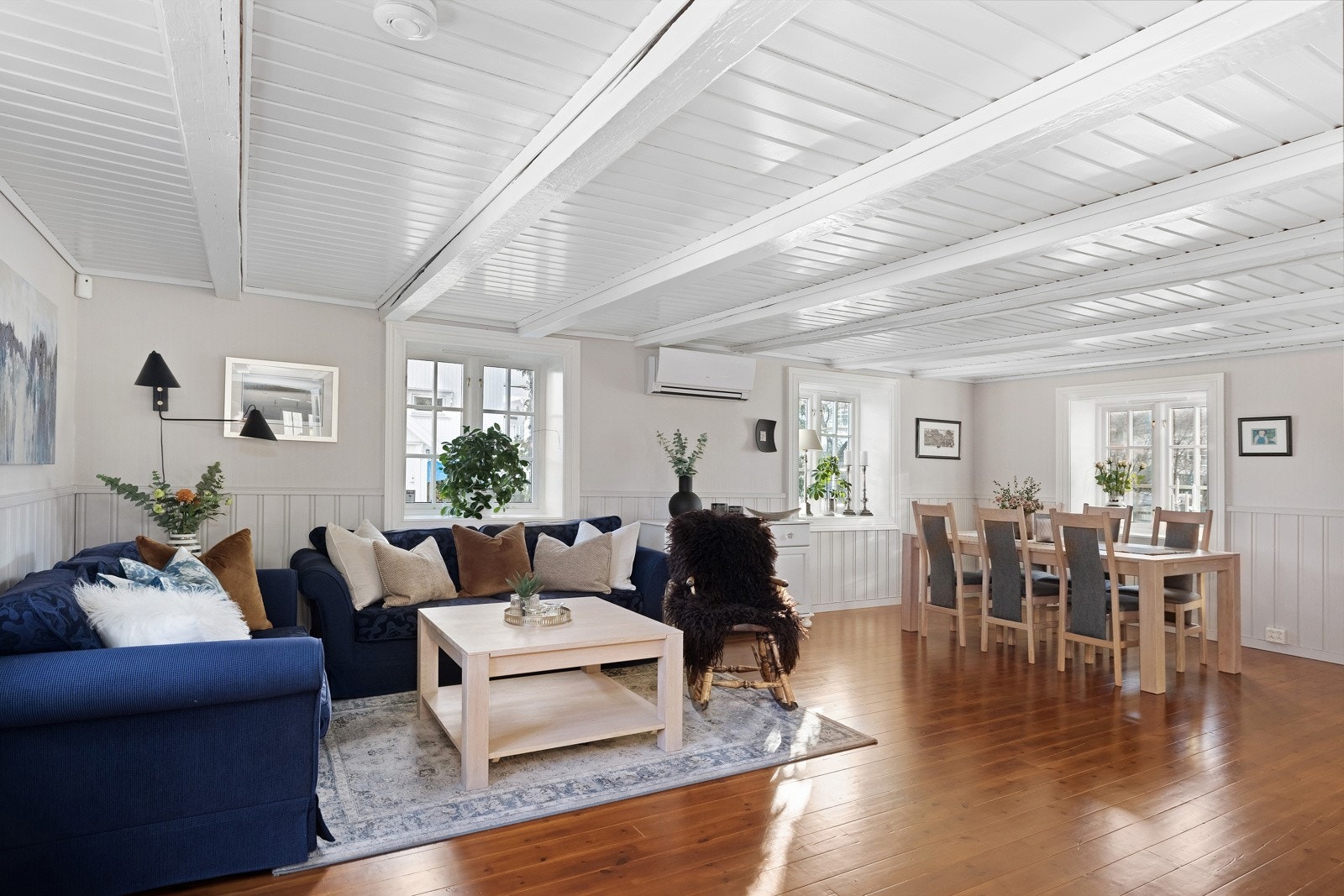 I første etasje har boligen to stuer så her er det god plass til avslapping og sammenkomster. Galleribilde