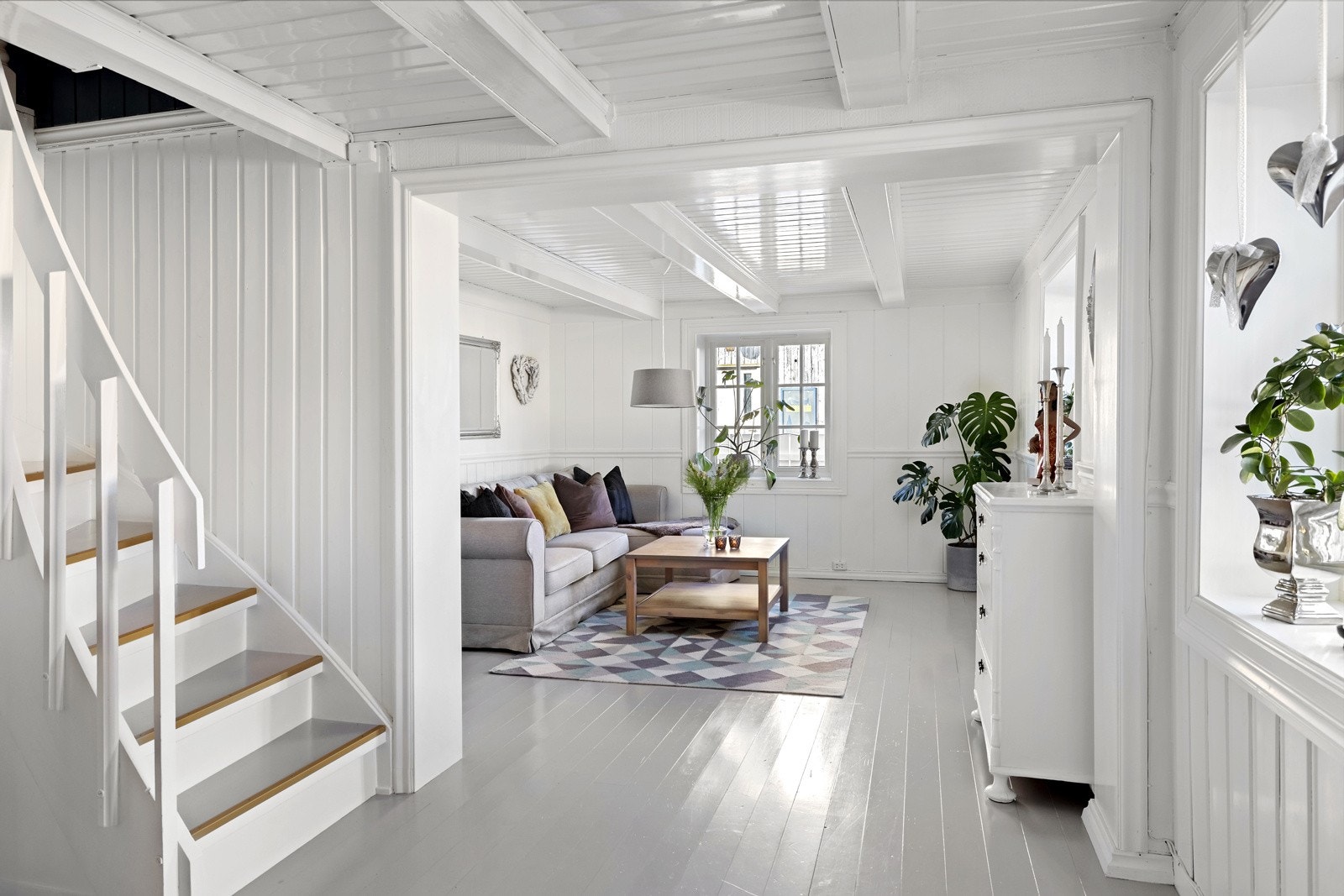 Fra stuen er det trapp til andre etasje og dør ut til bi-inngang og videre ut i hagen. Galleribilde