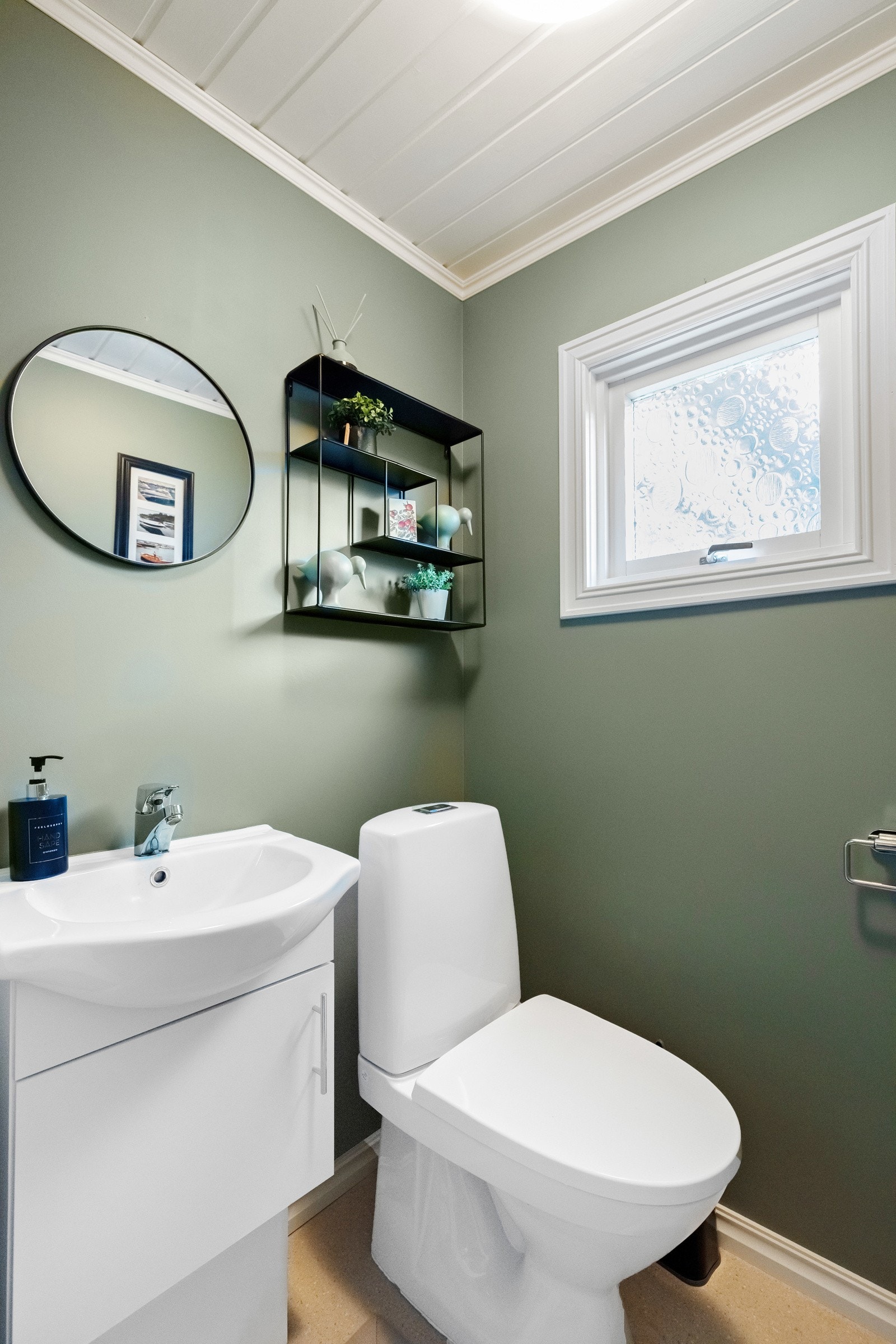 Toalettrommet ligger i første etasje med dør inn fra entreen. Galleribilde