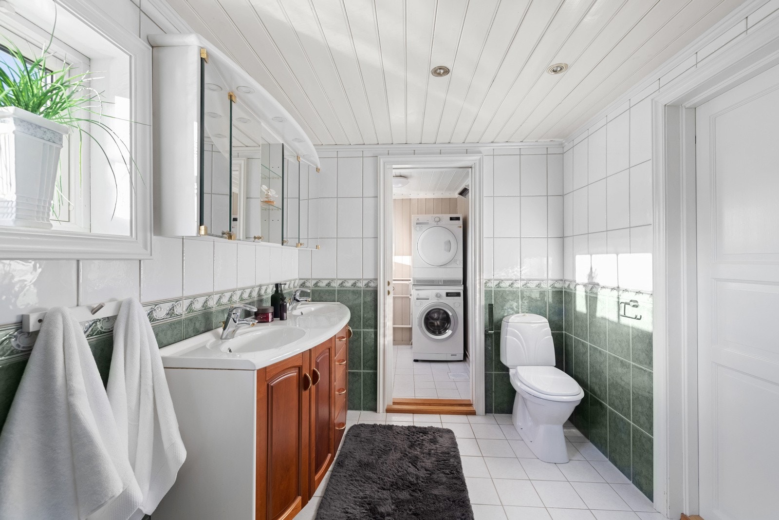 I andre etasje har boligen et familievennlig bad fra 2000 med tilliggende vaskerom. Galleribilde