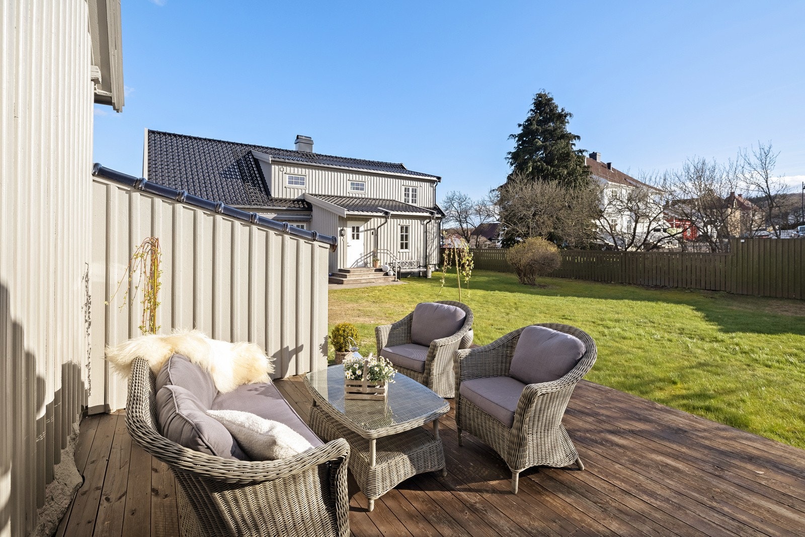 På gavlveggen ved garasjen er det også en hyggelig markterrasse med plass til grill. Galleribilde