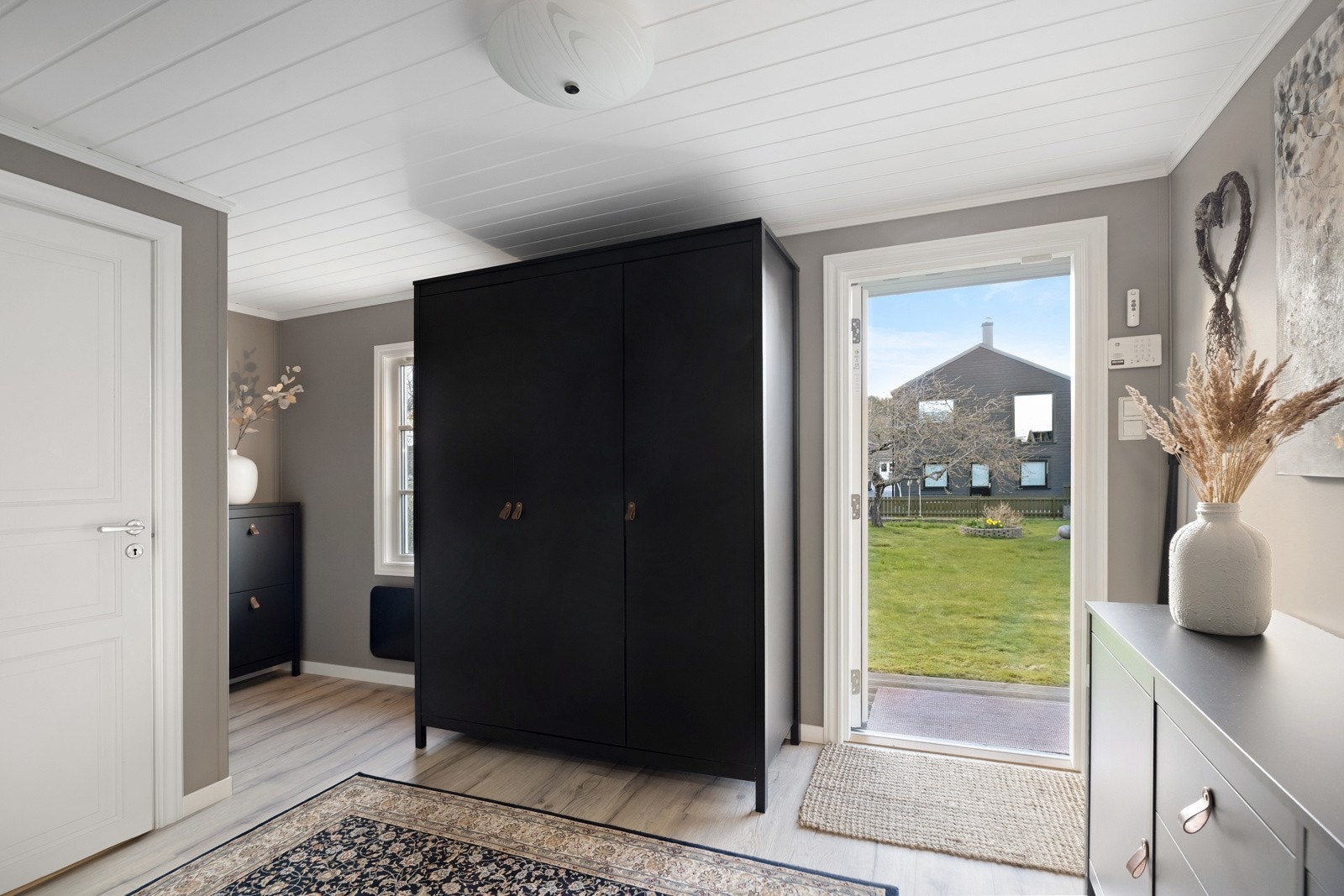 Entreen gir en aldri så liten forsmak på denne sjarmerende boligen. Galleribilde