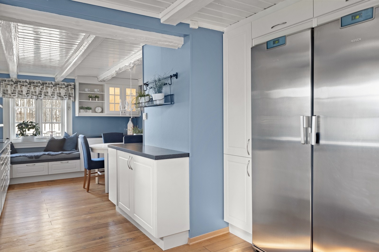 Under det ene vinduet er det en koselig sittebenk med oppbevaringsplass. Galleribilde