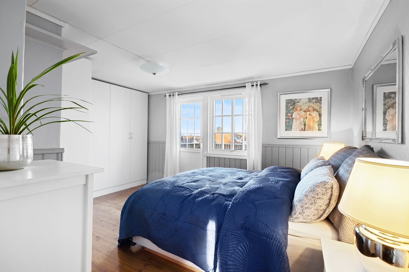 Hovedsoverommet har garderobeskap og utgang til balkong. Galleribilde