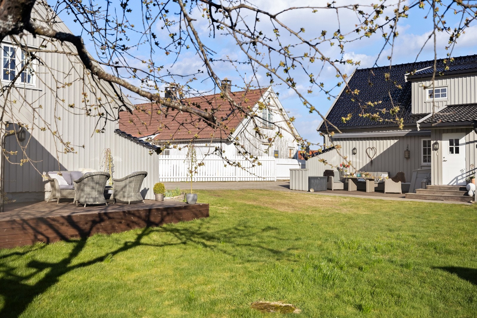 I hagen er det god plass til ballspill, trampoline og frilek. Galleribilde
