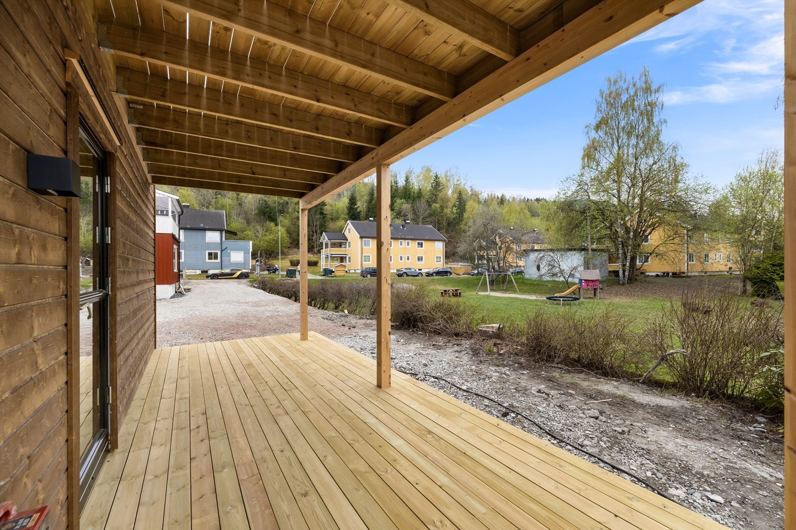 Utgang til solrik terrasse fra stuen Galleribilde