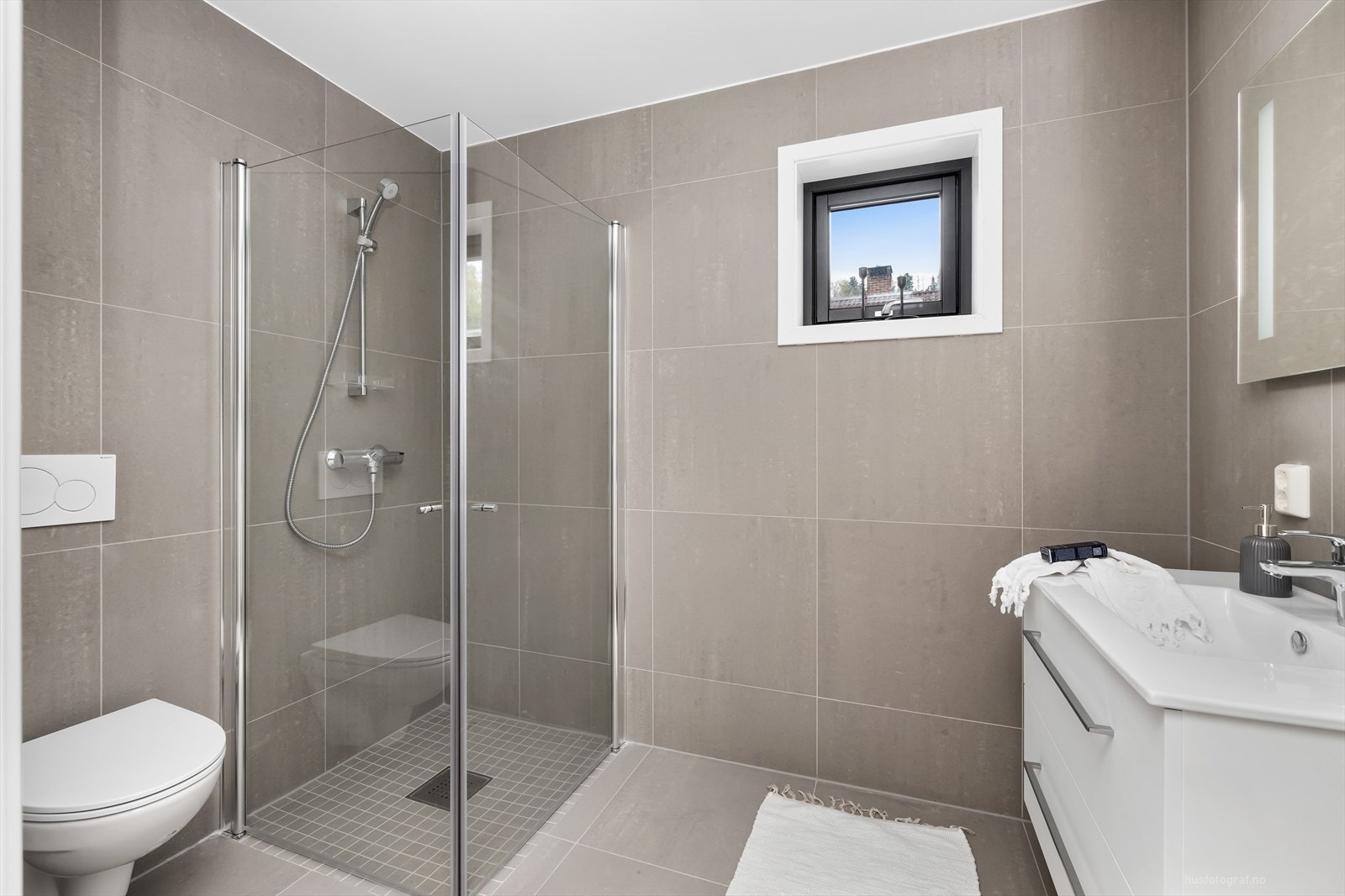 Lekkert flislagt baderom i 2.etg med 60x60 flisdimensjoner på gulv og vegger. Varmekabler. Galleribilde