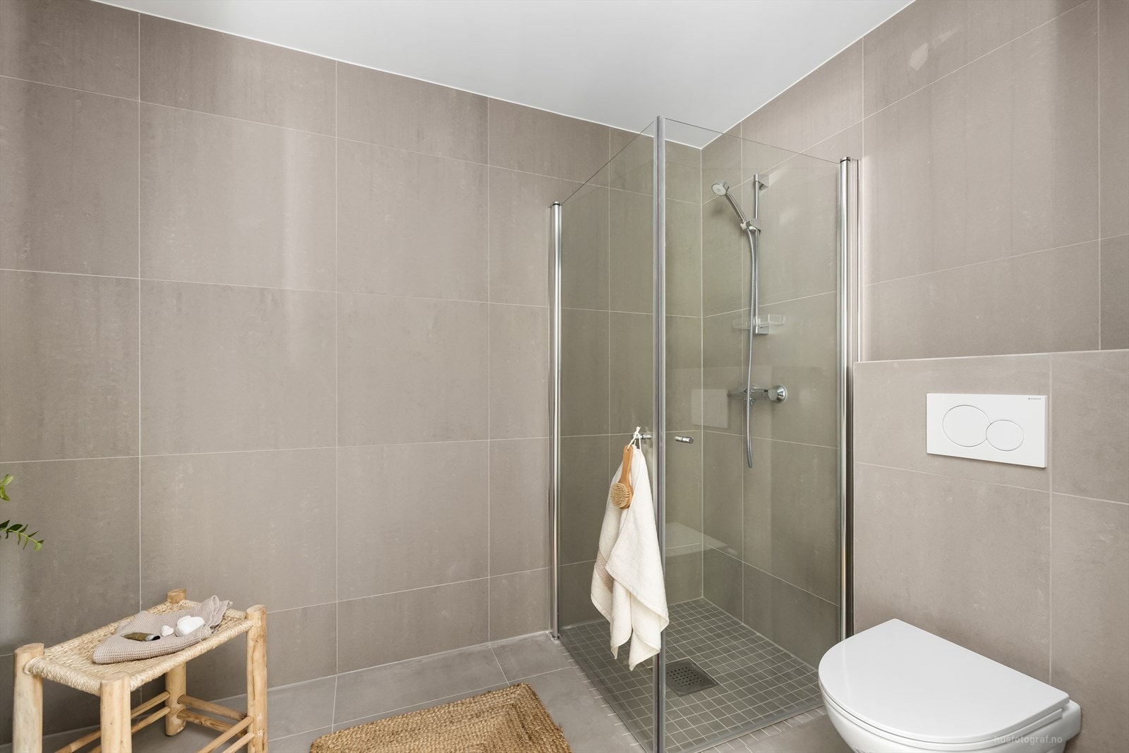 Bad har sanitærutstyr bestående av veggmontert klosett, dusjhjørne, servant m/baderomsinnreding og overspeil. Stikk ifbm vaskemaskin og tørketrommel Galleribilde