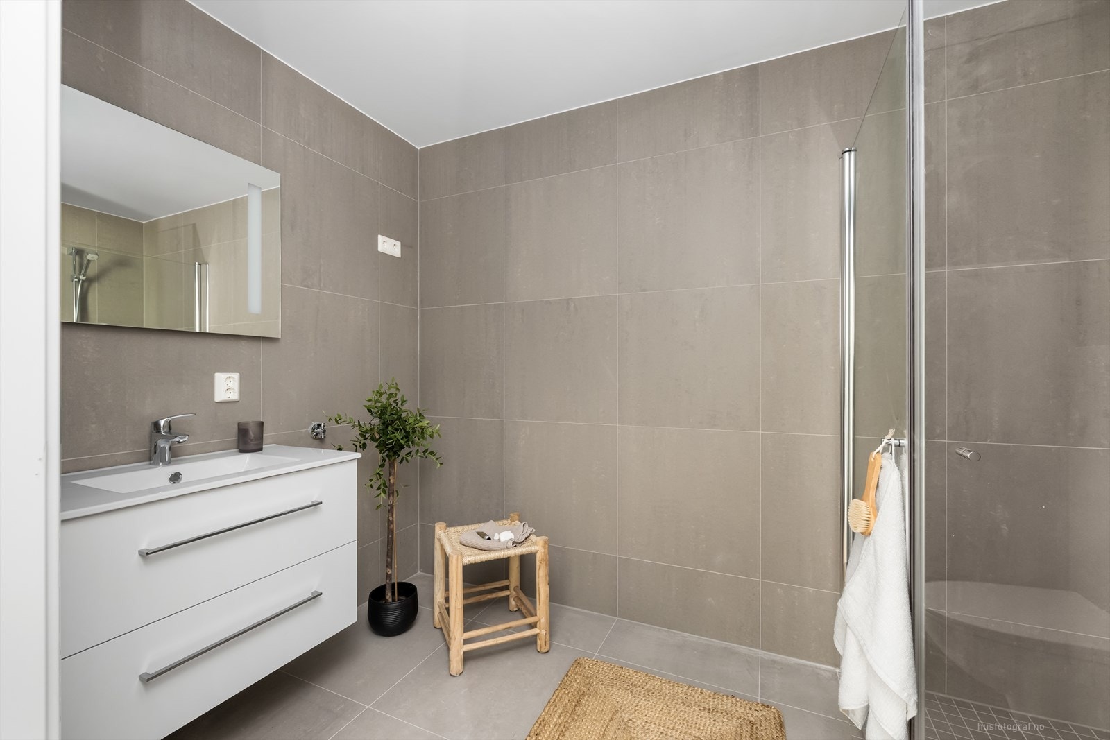 Lekkert, flislagt bad/vask i 1.etg tilknyttet gang med 60x60 fliser på gulv og vegger i delikate farger. Varmekabler Galleribilde