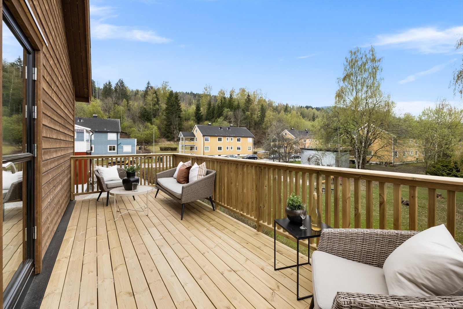 Utgang til solrik terrasse fra stue 2.etg Galleribilde