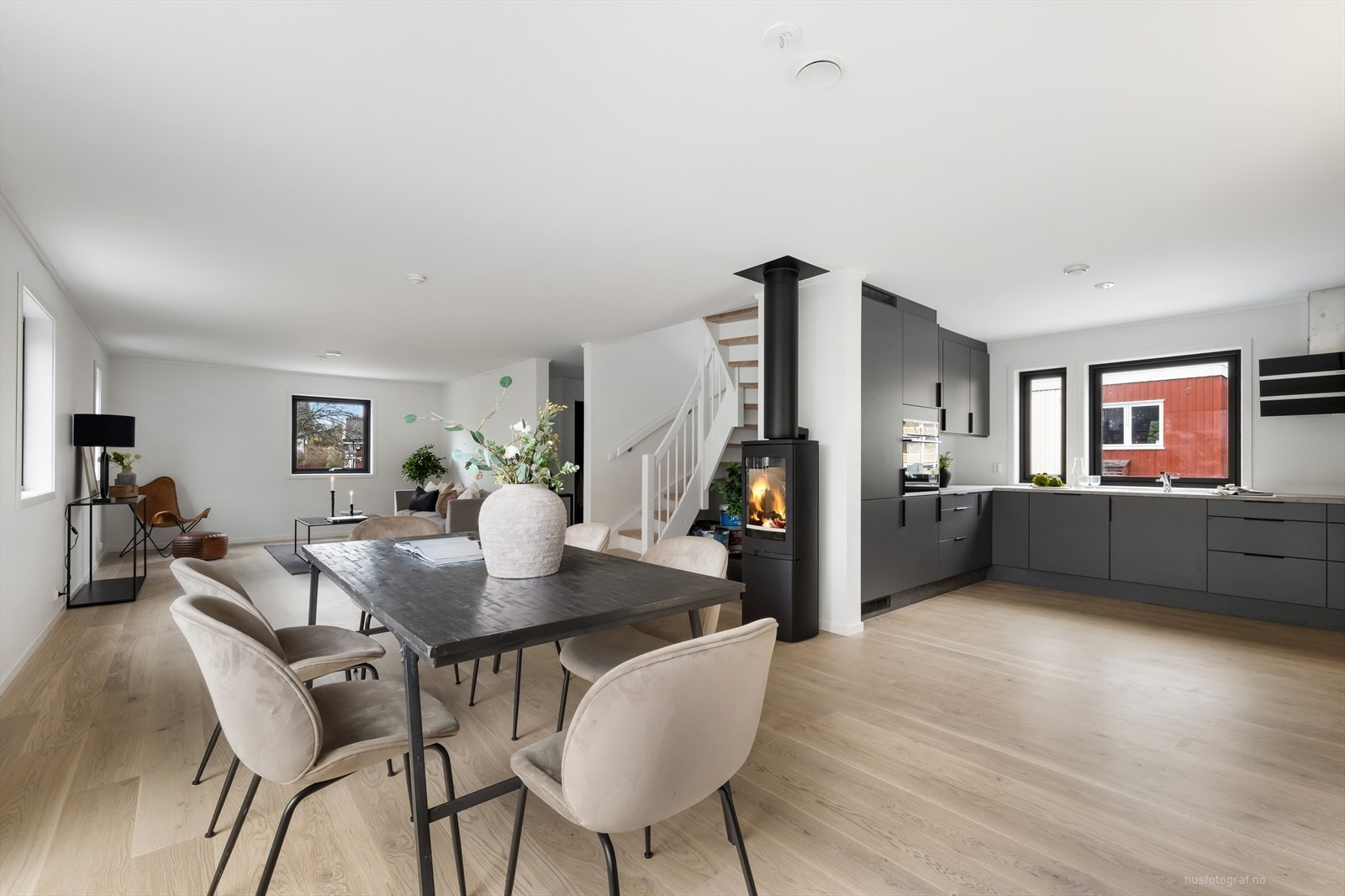 Stue og kjøkken har en åpen og lys planløsning. Montert vedovn i stuen. Galleribilde
