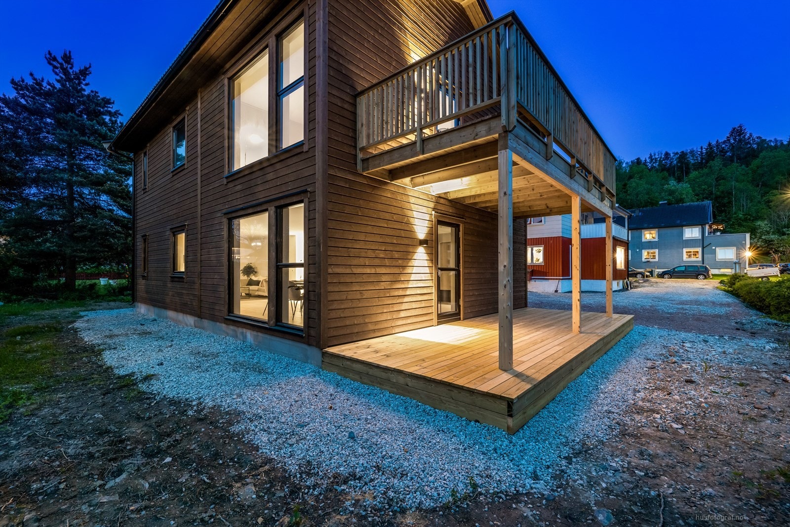 Fasade. Kjøper må påregne å opparbeide hage rundt boligen. Galleribilde