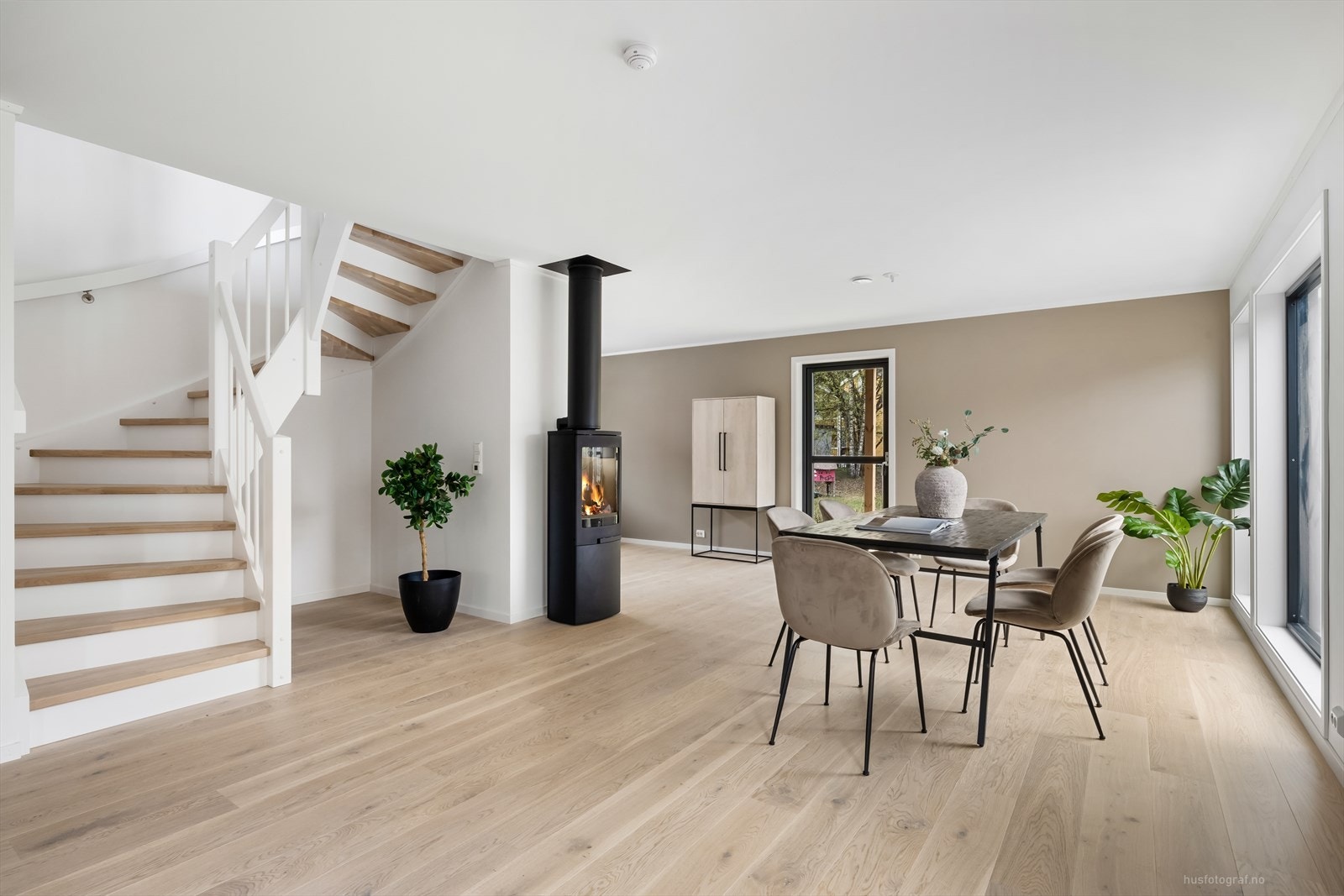 Det er god plass til spisestue v/kjøkken Galleribilde