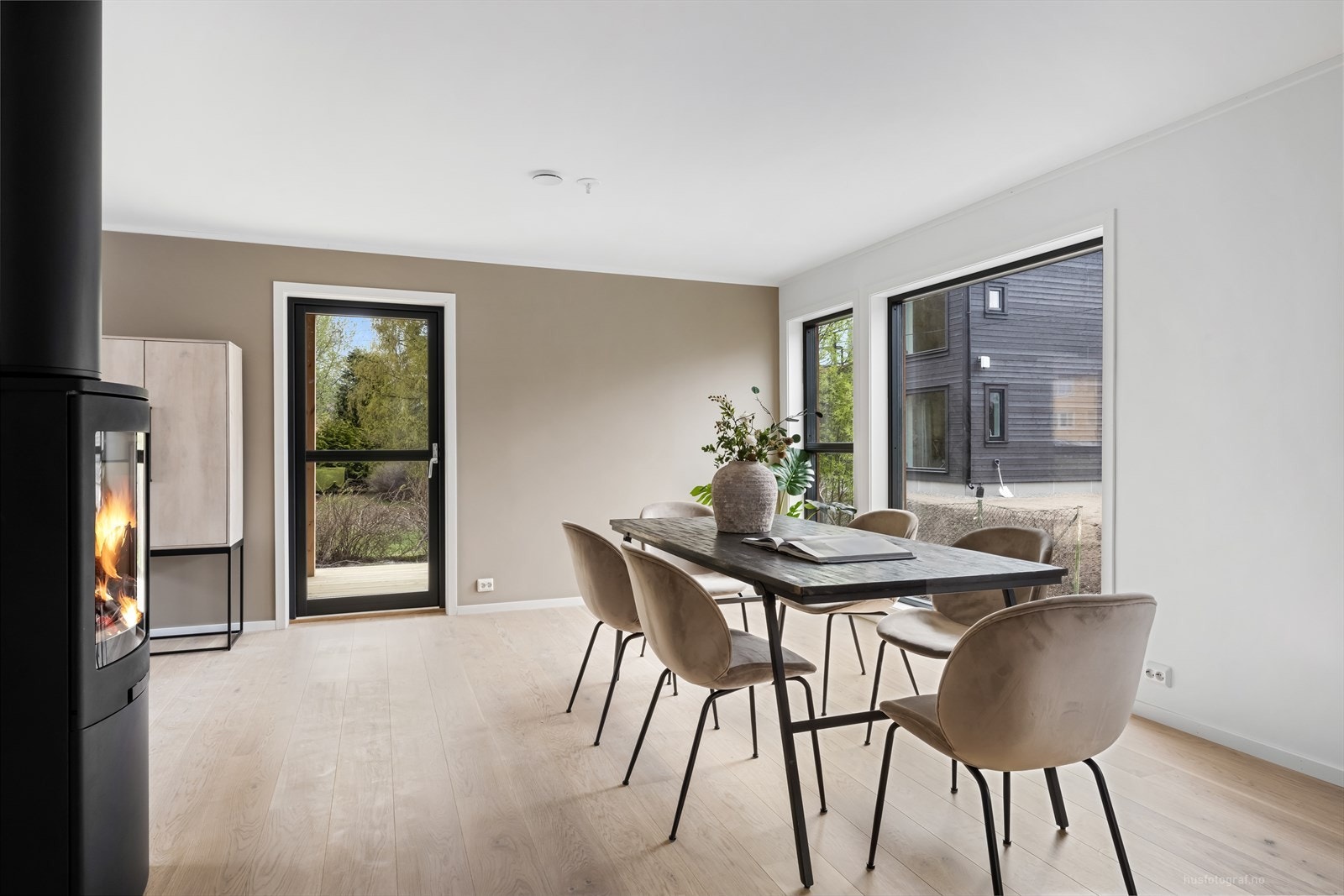 Store vindusflater med mye dagslys i stue/kjøkken Galleribilde