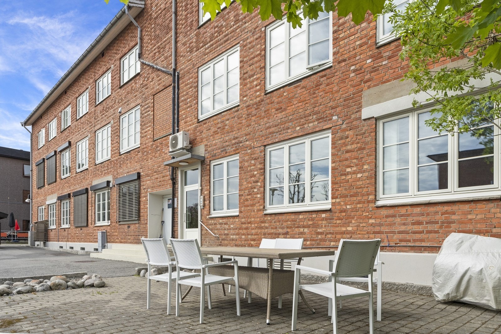 Hyggelig bakgård med felles uteplass for sameiet Galleribilde