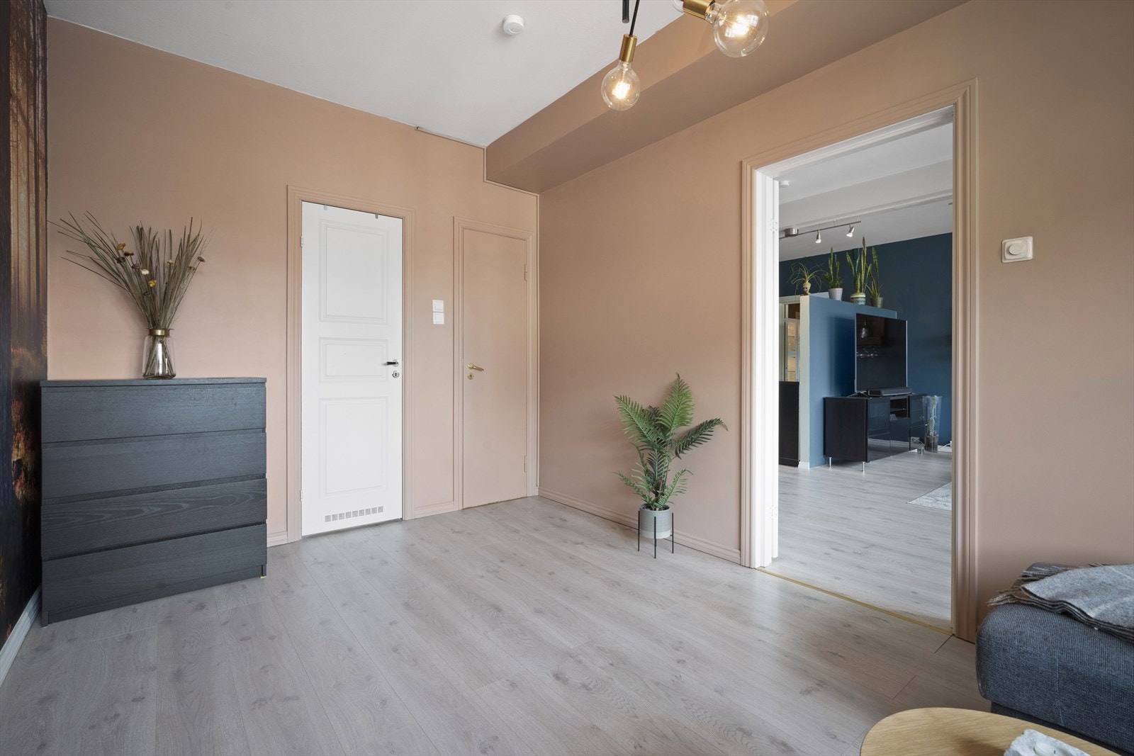 Det er adkomst til badet via dette soverommet. Her kan du ha din egen suite med direkte adkomst til ditt eget private bad Galleribilde