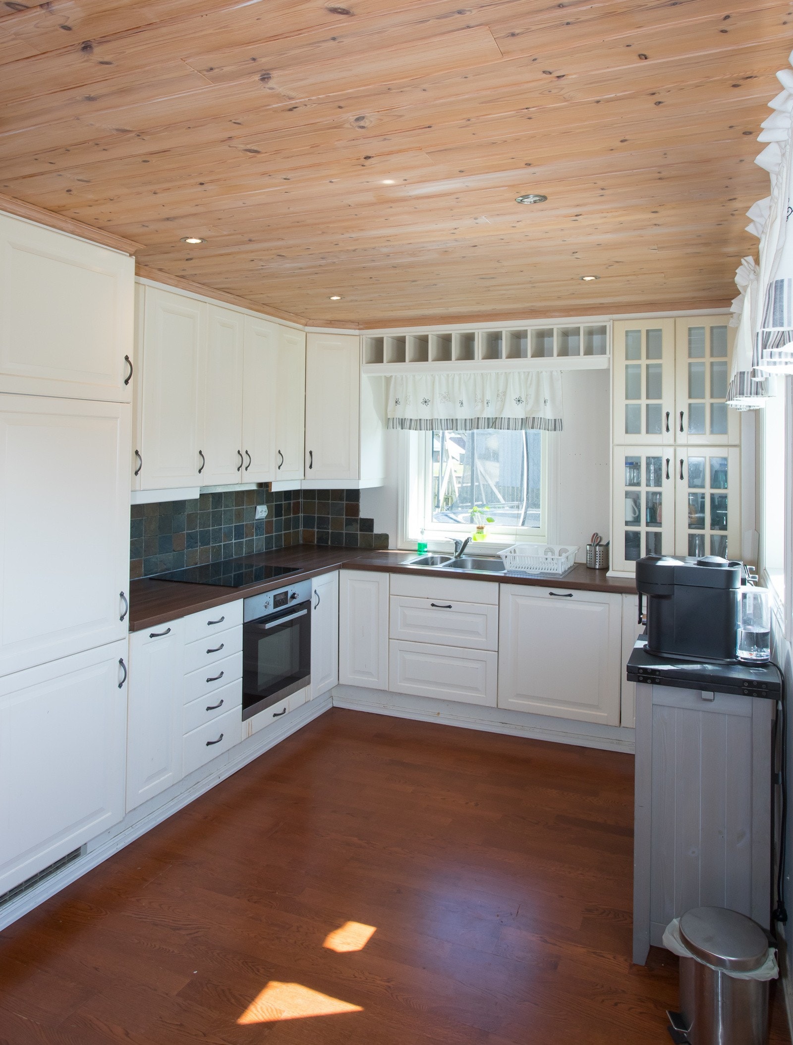 Kjøkkenets utforming gir rom for en god arbeidsplass. Galleribilde