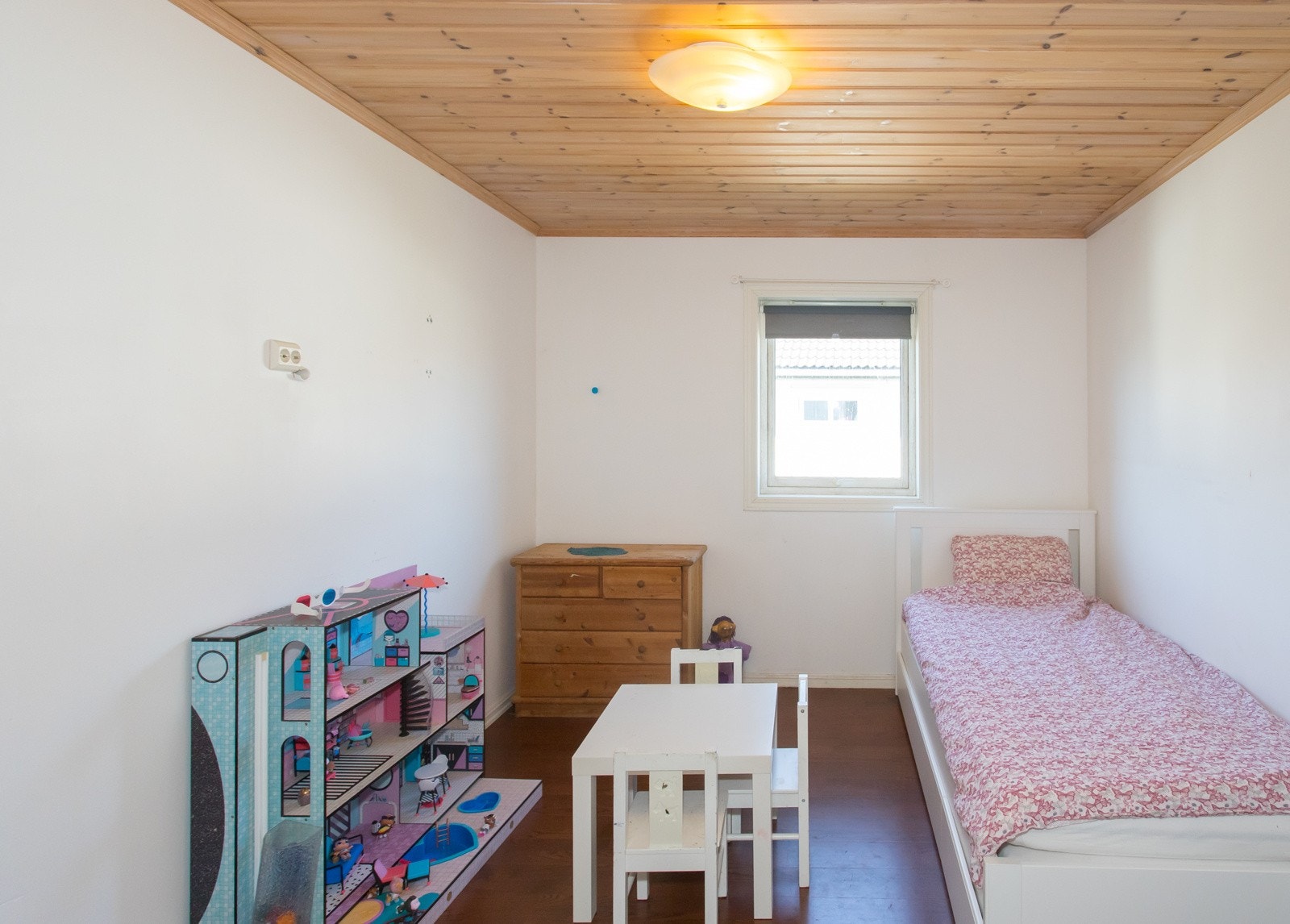 Soverom 2 av 2 i boligdelens 1. etasje. Galleribilde